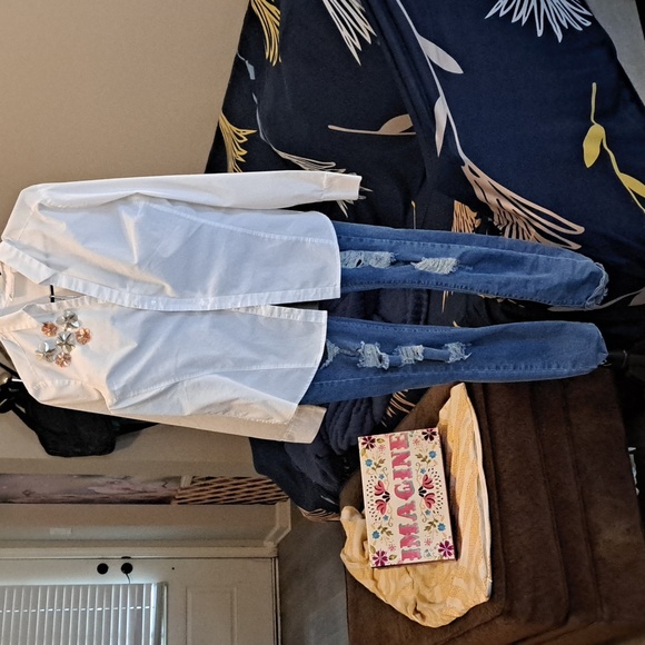 3PC BUNDLE WITH JEANS AND 2 BLOUSES - Picture 2 of 11